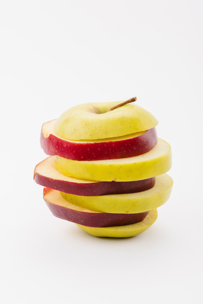 manzanas rojas y doradas frescas en rodajas sobre fondo blanco
 - Foto, Imagen