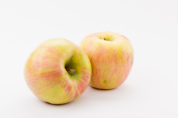 pommes dorées délicieuses mûres sur fond blanc
 - Photo, image