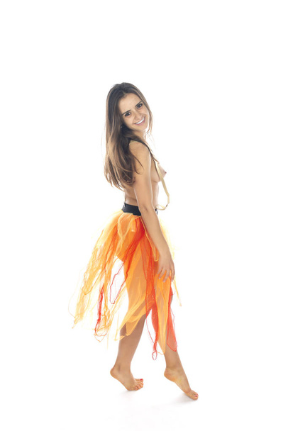 Linda morena romena delgada topless em uma saia de tule laranja
 - Foto, Imagem
