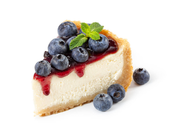 Stukje cheesecake met bosbessen en munt geïsoleerd op witte achtergrond.   - Foto, afbeelding