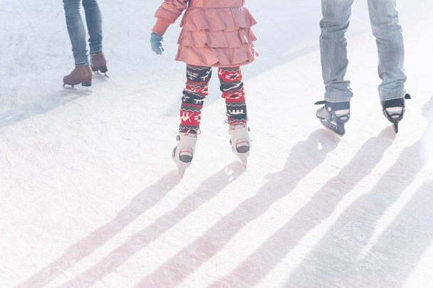 Батько і дочка катаються на ковзанах під час зимових канікул
. - Фото, зображення