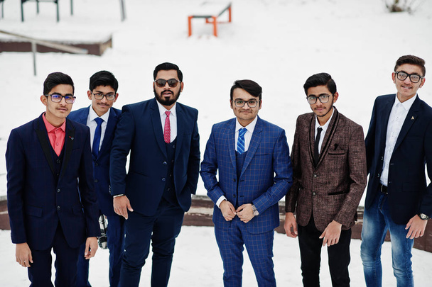 Ομάδα των έξι Ινδός επιχειρηματίας με κοστούμια που θέτει εξωτερική σε χειμερινή ημέρα στην Ευρώπη. - Φωτογραφία, εικόνα