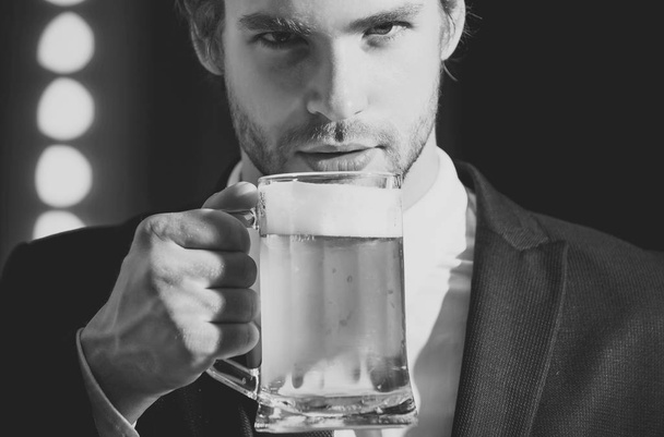 hombre o hombre de negocios celebrar vaso de cerveza, reunión y relajarse
 - Foto, imagen