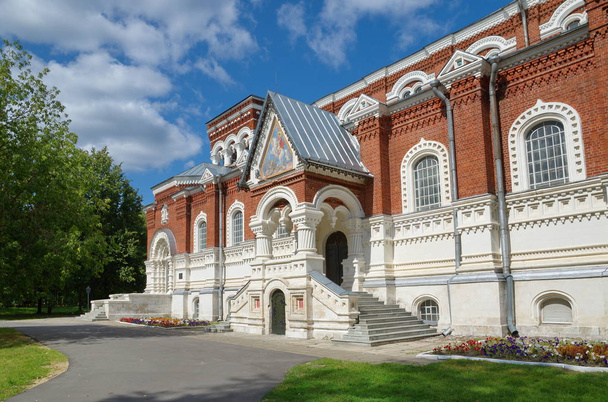 Gus-Khrustalny, Vladimir region, Russia - August 18, 2018: The Museum of crystal behalf Maltsov, located in St. George's Cathedral - Zdjęcie, obraz