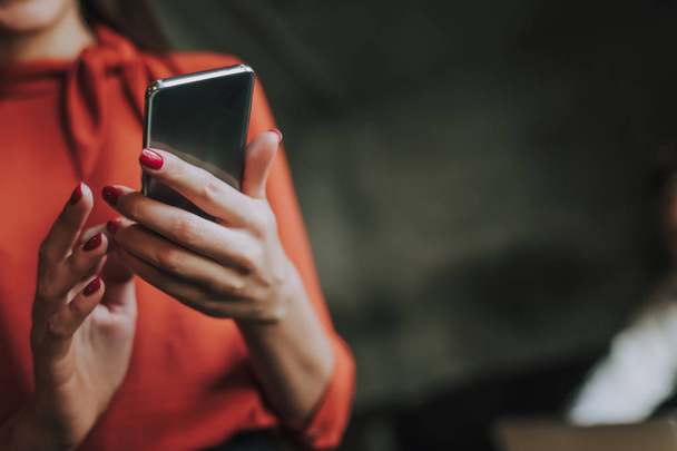 Close up business woman reading messages on phone - Valokuva, kuva
