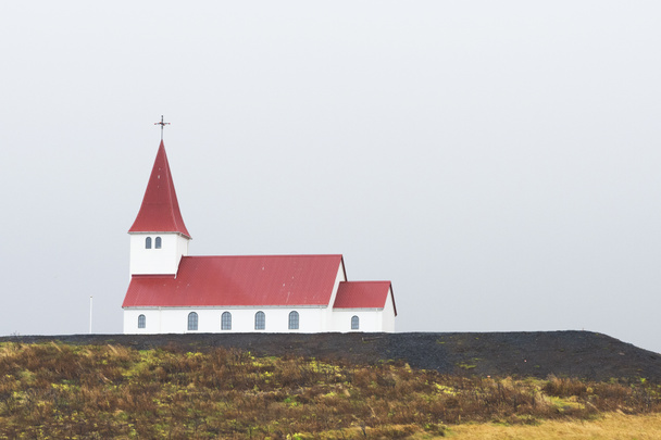 церковь Вик на вершине горы зимой с туманом в фоновом режиме, Исландия
. - Фото, изображение