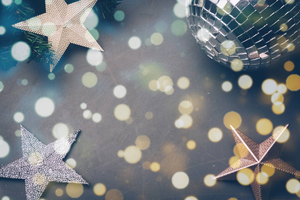 Новорічна ніч або Різдвяний сучасний фон з різдвяними прикрасами в срібному, золотому та рожевому кольорах. Різдвяні іграшки пастельних кольорів: зірки і кульки. Плоский простір, вид зверху, простір для копіювання
 - Фото, зображення