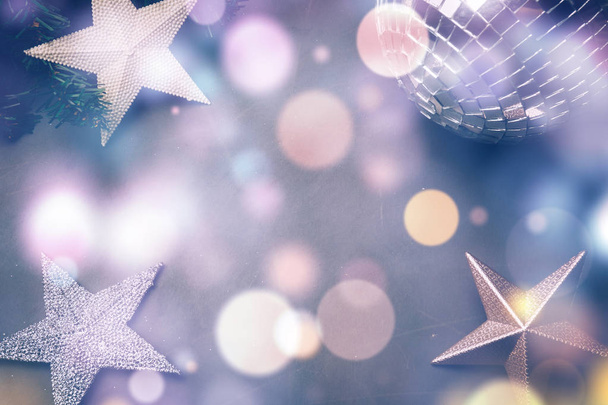 大晦日やクリスマス シルバー、ゴールドとピンク色のクリスマスの装飾とモダンな背景。クリスマスおもちゃパステル カラー: 星とボール。コピー スペース フラット横たわっていた、トップ ビュー - 写真・画像