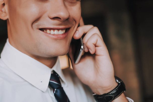 Κομψό νεαρό επιχείρηση άνθρωπος μιλώντας από τηλεφώνου - Φωτογραφία, εικόνα
