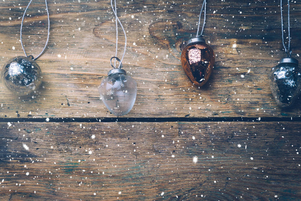 Nouvel An ou Noël fond moderne avec des décorations de Noël en argent, or et rose. Jouets de Noël couleurs pastel sur une table en bois : étoiles et boules. Pose plate, vue du dessus, espace de copie
 - Photo, image