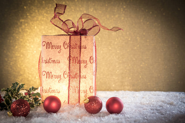 Рождественский подарок с красными украшениями
 - Фото, изображение