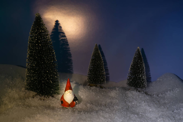 Weihnachtsmann im Schnee - Foto, Bild