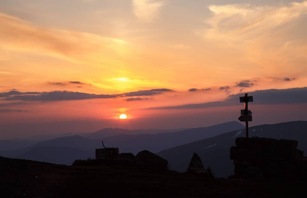 γραφική θέα μαγευτική κόκκινο ηλιοβασίλεμα πάνω από το τοπίο των βουνών, Popivan, Καρπάθια στην Ουκρανία - Φωτογραφία, εικόνα