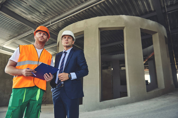 Foreman with project manager in working process - Zdjęcie, obraz