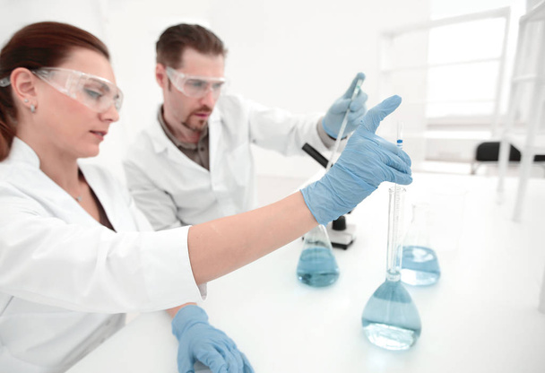 dos científicos químicos llevan a cabo investigaciones en el laboratorio
 - Foto, imagen