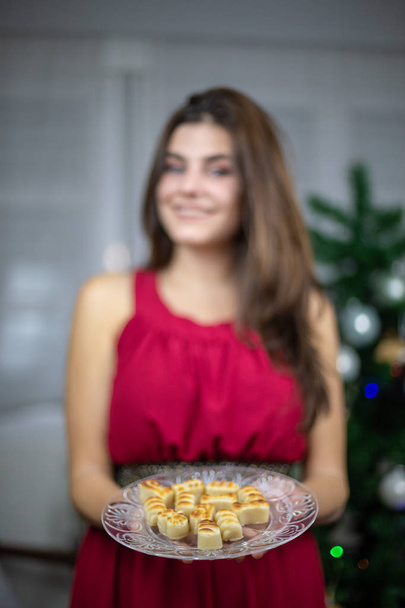 İçinde Noel badem ezmesi sunan bulanık kadın tedavi plaka kapalı duran - Fotoğraf, Görsel