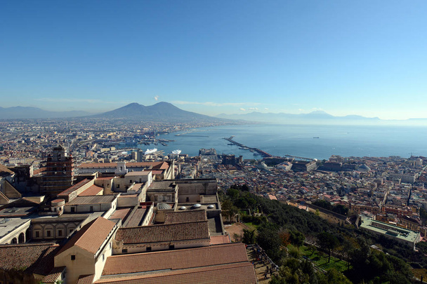 Bird 's Eye View of Naples, Itália com o Monte Vesúvio no fundo
 - Foto, Imagem