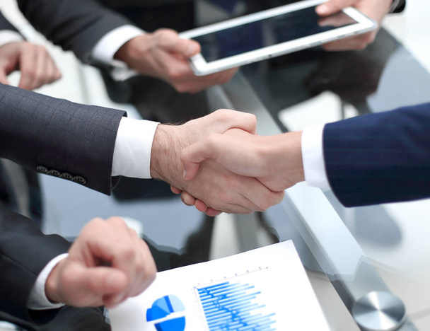 Закрывай. инвестор и бизнесмен пожимают руки
 - Фото, изображение