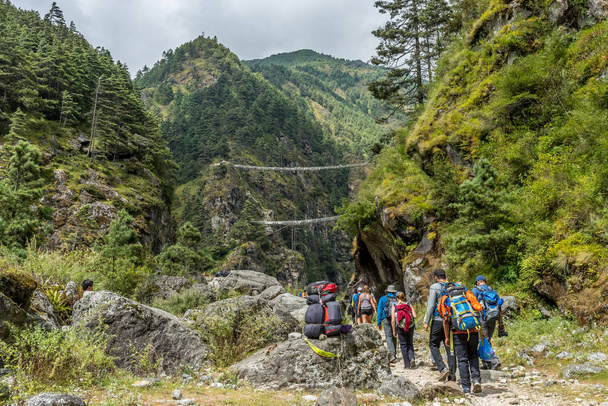 Trekker ходити на шляху до Mt.everest Базовий табір в Кхумбу області, Непал - Фото, зображення