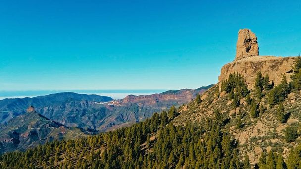 image aérienne de drone de belle vue imprenable sur le paysage au large de la formation rocheuse Roque Nublo et plateau à Gran Canaria Espagne avec des vallées et de nombreux petits sommets par une journée ensoleillée
 - Photo, image