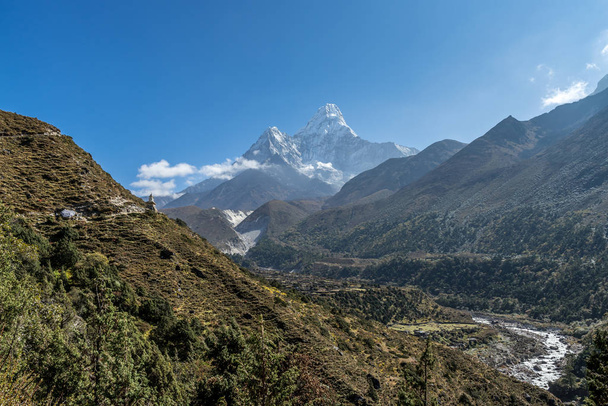 Panoramik manzarasına güzel gökyüzü ile mount Ama Dablam Everest ana kampı, Khumbu Vadisi, Sagarmatha Milli Parkı, herhangi bir zamanda alan, Nepal giderken - Fotoğraf, Görsel