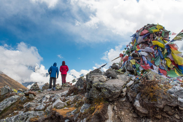 pareja trekker de pie y mira Thukla pasar en Everest ruta del campamento base
 - Foto, Imagen