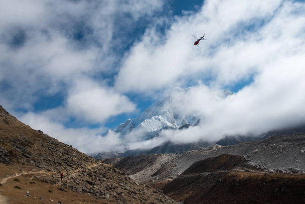 Βουνό και διαδρομή της everest βάσης στρατόπεδο με ελικόπτερο στο δρόμο από την Lobuche να Gokyo, Νεπάλ. - Φωτογραφία, εικόνα