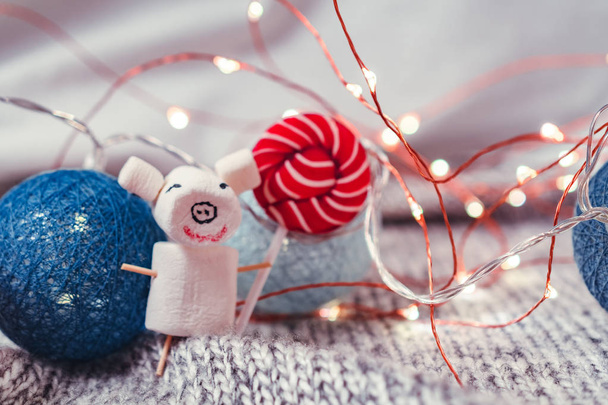 de kleine varkens bof van marshmallows tegen de achtergrond van de decoratie van Kerstmis - Foto, afbeelding