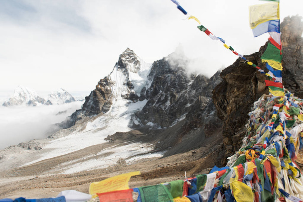 パスの 1 つ、最も有名なネパール高トレッキング トレッキング女ラ峠はエベレスト山脈ネパールのエベレスト地域で美しい冒険トレッキング - 写真・画像
