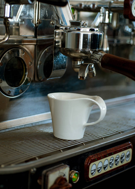 Kezdje a napot a helyes utat. Feketés csésze. Kis csésze kávé, vagy eszpresszó italok. Rozsdamentes acél és a kávé gép vagy kávéfőző. Sör-kávé kereskedelmi kávéház, vagy kávézóban - Fotó, kép