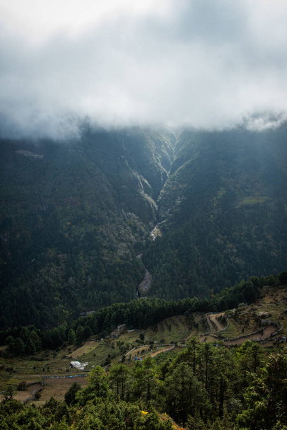 Vista panorámica rodeada de bosque verde. Parque Nacional Sagarmatha (Everest), Nepal
. - Foto, Imagen