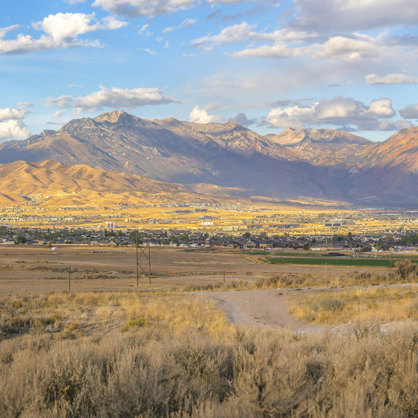 Sentier surplombant la montagne et le ciel de la vallée de l'Utah
 - Photo, image
