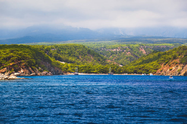 Demre Kekova Türkiye Adaları - 30 Temmuz 2018 - derin mavi deniz, yeşil ada, Demre Adası, Kekova Adası. Denizden yaz günü, güneş parlar görüntülemek - Fotoğraf, Görsel
