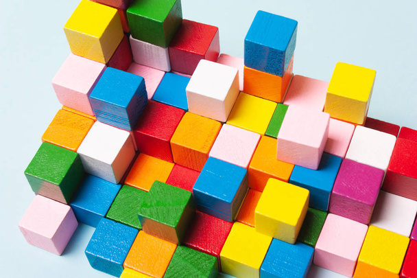 Cubos de color en el rompecabezas. Concepto creativo, pensamiento lógico, arte, creatividad inspiración
 - Foto, imagen