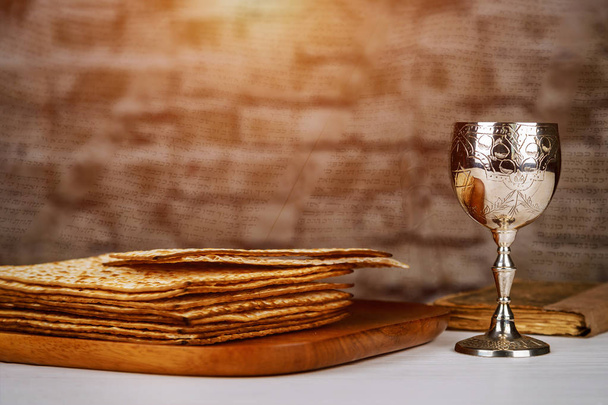 Pessach-Feiertag jüdische Symbole mit Wein und Matzoh vor rustikalem Hintergrund - Foto, Bild