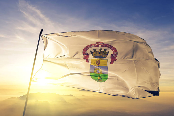 Порту-Алегри, Бразилия, флаг текстильной ткани ткань размахивая на вершине тумана восхода солнца
 - Фото, изображение