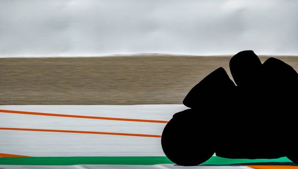 Μαύρη μοτοσικλέτα διάρθρωσης εισέρχονται καρέ στο κύκλωμα - Φωτογραφία, εικόνα