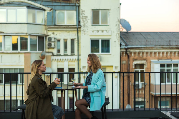 Девушки в кафе на крыше
 - Фото, изображение