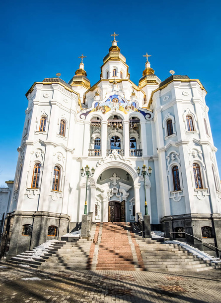 Fehér templom a lépcsőn, Kharkov - Fotó, kép