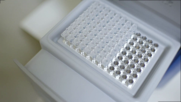 laite DNA-määrityksiä varten diagnostisessa laboratoriossa
 - Materiaali, video