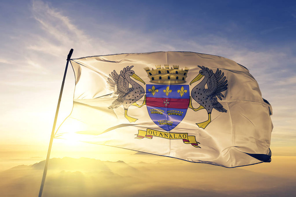 Tela de tela de bandera de San Bartolomé ondeando en la niebla de niebla de salida del sol
 - Foto, imagen