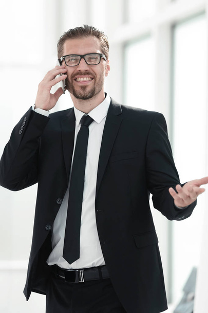 businessman talking to a business partner in a cell phone - Φωτογραφία, εικόνα