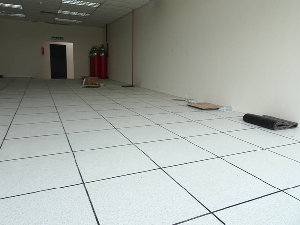建物の中の床システムを発生させます。サービス ルーム エリア内が、床の下のスペースを与えることは通常インストール.  - 写真・画像