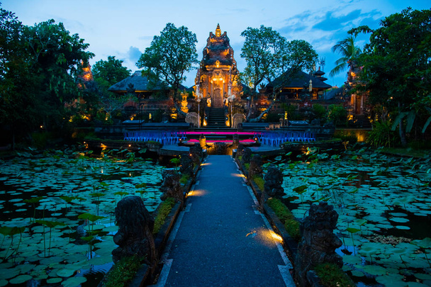 Atmosphère nocturne du temple Pura Saraswati avec étang de lotus béatifiant, Ubud, Bali, Indonésie
 - Photo, image