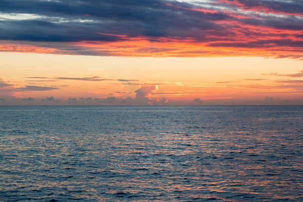 Sonnenuntergang am Meer in Sotschi. Wolken, blauer Himmel und Sonne - Foto, Bild