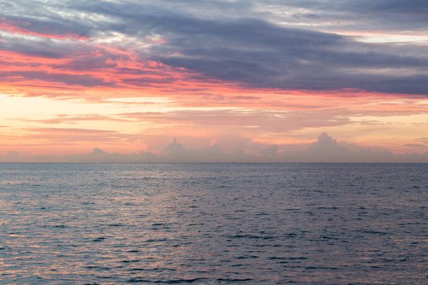 Coucher de soleil sur la mer à Sotchi. Nuages, ciel bleu et soleil
 - Photo, image