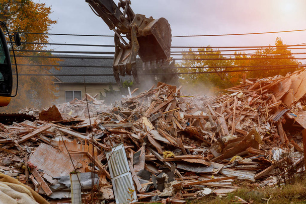 Разрушение старых домов, землетрясения, экономический кризис, заброшенный негодный дом
 - Фото, изображение