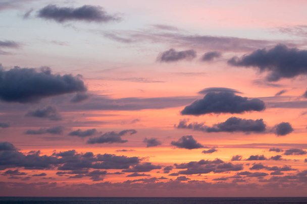 Západ slunce na moři v Soči. Mraky, modrá obloha a slunce - Fotografie, Obrázek