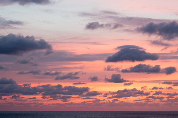 Sonnenuntergang am Meer in Sotschi. Wolken, blauer Himmel und Sonne - Foto, Bild