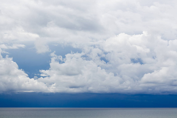 Niebo z chmur nad morzem - Zdjęcie, obraz